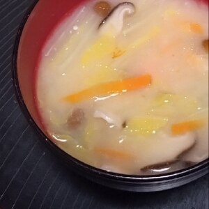 白菜・人参・玉ねぎ・椎茸のお味噌汁☆
